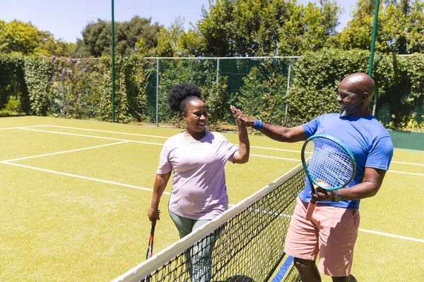 Feliz Pareja Afroamericana Senior Con Raquetas Tenis Chocando Contra Red — Foto de Stock