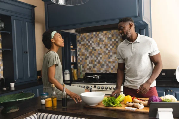 Mutlu Afro Amerikan Çiftler Mutfakta Konuşuyorlar Birlikte Yemek Hazırlıyorlar Yemek — Stok fotoğraf