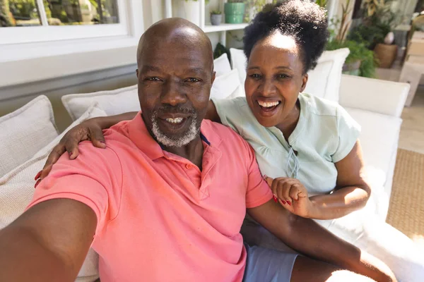 Porträtt Leende Äldre Afrikanskt Amerikanskt Par Som Gör Videosamtal Soligt — Stockfoto