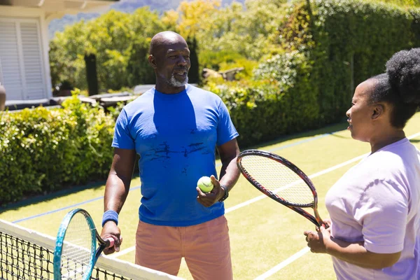 Feliz Pareja Afroamericana Senior Con Raquetas Tenis Hablando Soleada Cancha — Foto de Stock