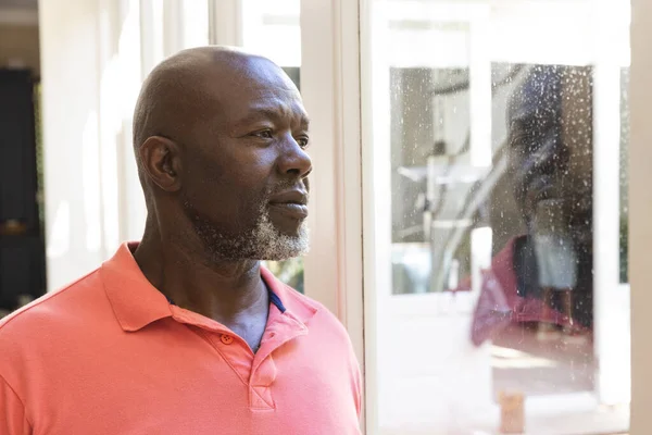Pensativo Feliz Homem Afro Americano Sênior Olhando Pela Janela Casa — Fotografia de Stock