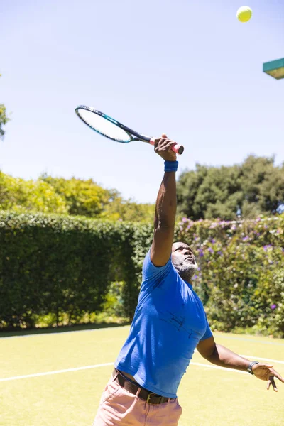 Šťastný Starší Africký Američan Hrající Tenis Natahující Zasáhnout Vysoký Míč — Stock fotografie