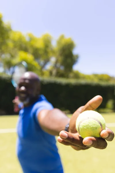 Glücklicher Älterer Afrikanisch Amerikanischer Mann Mit Ball Vor Dem Servieren — Stockfoto