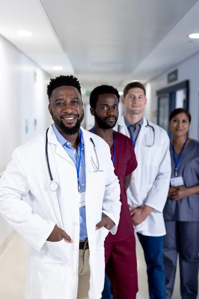 Неизменный Портрет Улыбающегося Африканского Врача Мужчины Разнообразных Коллег Больнице Команда — стоковое фото