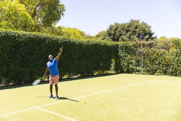 快乐的资深非洲裔美国人在阳光灿烂的草坪上打网球 老年生活方式 业余爱好和休闲活动 — 图库照片