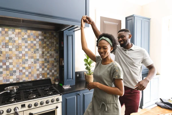 Feliz Pareja Afroamericana Divirtiéndose Bailando Juntos Cocina Diversión Estilo Vida — Foto de Stock