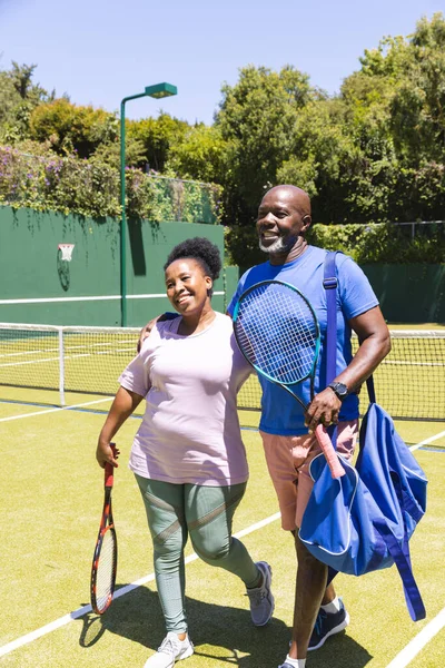 Glad Senior Afrikansk Amerikansk Par Promenader Med Racketar Soligt Gräs — Stockfoto