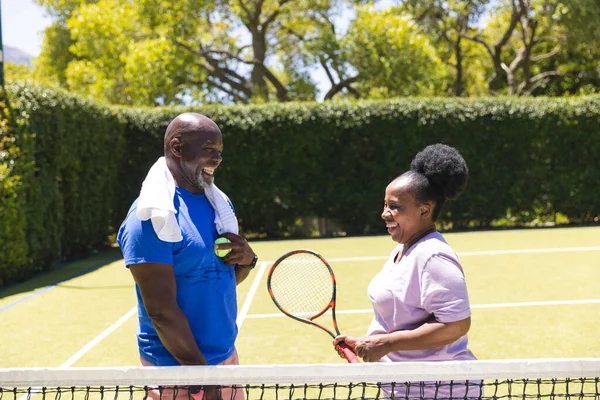 Feliz Pareja Afroamericana Senior Con Pelota Tenis Raqueta Hablando Soleada — Foto de Stock