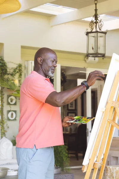 Feliz Hombre Afroamericano Mayor Sosteniendo Pintura Paleta Pintura Sobre Lienzo — Foto de Stock