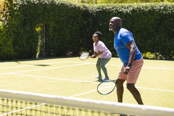 Feliz Pareja Afroamericana Senior Jugando Dobles Tenis Soleada Cancha Tenis — Foto de Stock
