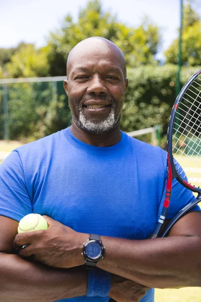 Retrato Del Hombre Afroamericano Mayor Feliz Con Raqueta Tenis Pelota — Foto de Stock
