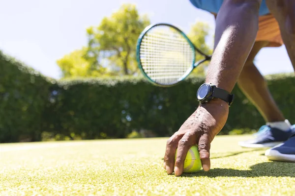 Den Erfarne Amerikanske Mannen Bøyde Seg Ned Plukke Opp Tennisball – stockfoto