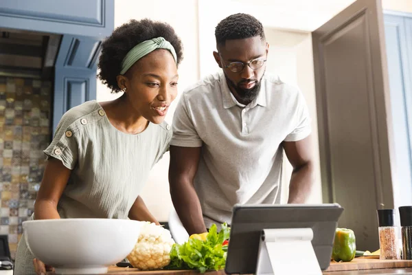 Odaklanmış Afro Amerikan Çift Mutfakta Tablet Kullanarak Birlikte Yemek Hazırlıyor — Stok fotoğraf