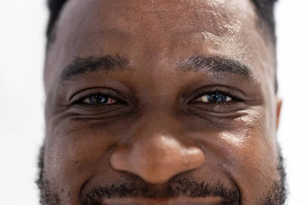 Retrato Inalterado Dos Olhos Médico Afro Americano Sorrindo Amigável Acessível — Fotografia de Stock