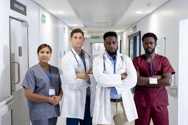 Portrait Inaltéré Divers Groupes Médecins Sérieux Les Bras Croisés Dans — Photo