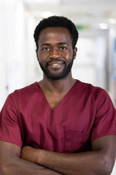 Ritratto Inalterato Medico Afro Americano Camice Sorridente Piedi Nel Corridoio — Foto Stock
