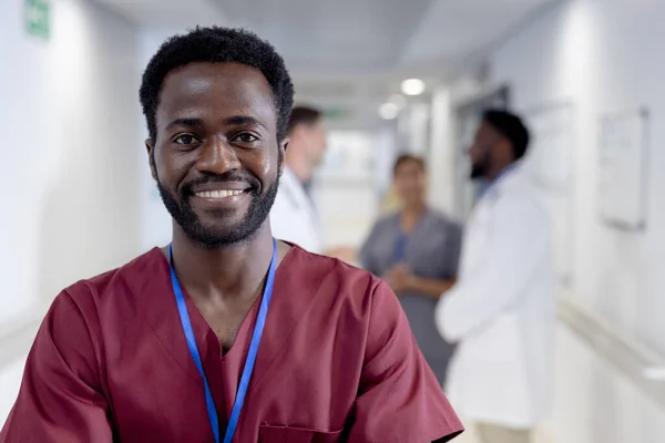 Retrato Inalterado Feliz Médico Afro Americano Corredor Espaço Cópia Amigável — Fotografia de Stock
