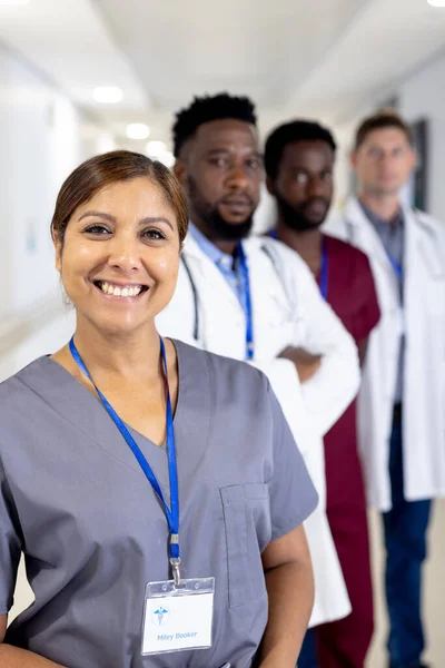 病院の廊下で笑顔アジアの女性医師や多様な男性の同僚の変わらない肖像画 チーム 医療サービス — ストック写真