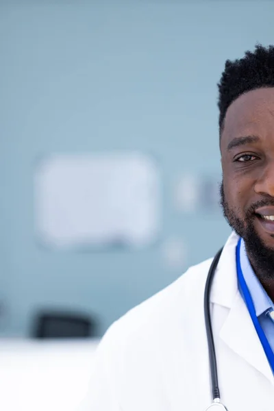 Retrato Inalterado Del Médico Afroamericano Sonriendo Pasillo Del Hospital Con —  Fotos de Stock