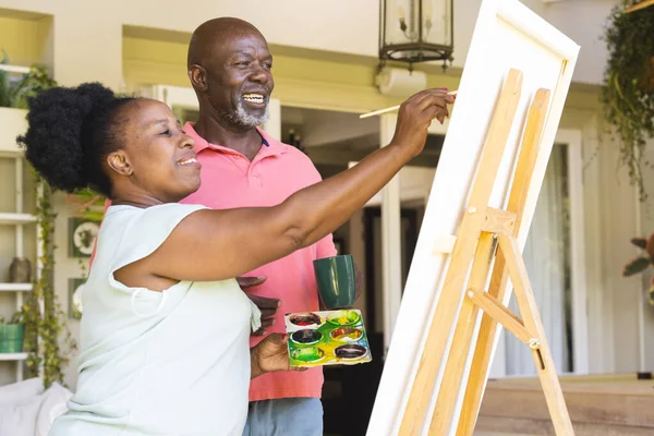 Feliz Pareja Afroamericana Senior Pintando Lienzo Caballete Juntos Casa Estilo —  Fotos de Stock