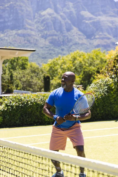 Šťastný Starší Afroameričan Hrající Tenis Slunném Trávníkovém Hřišti Kopírujte Prostor — Stock fotografie