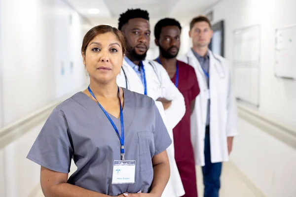 病院の廊下に立ってアジアの女性医師や多様な男性の同僚の変わらない肖像画 チーム 医療サービス — ストック写真