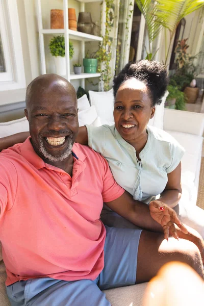 Porträtt Leende Äldre Afrikanskt Amerikanskt Par Som Gör Videosamtal Soligt — Stockfoto