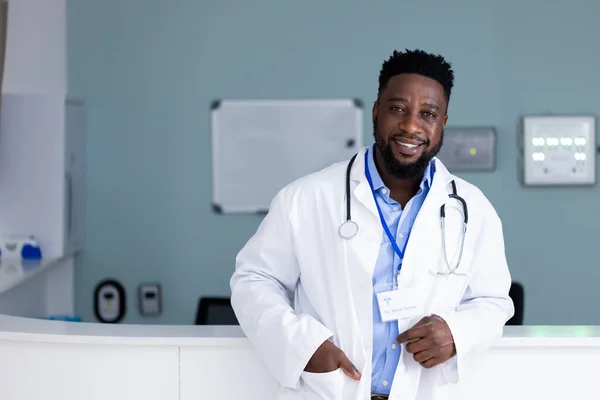 Ongewijzigd Portret Van Een Blije Afro Amerikaanse Mannelijke Dokter Ziekenhuisgang — Stockfoto