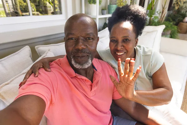 Porträtt Leende Äldre Afrikanskt Amerikanskt Par Vinka Videosamtal Vardagsrummet Senior — Stockfoto
