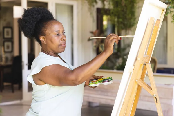 Focused Happy Senior African American Woman Holding Paint Palette Painting — Stock Photo, Image