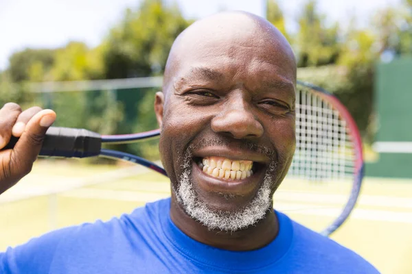 Portret Van Een Gelukkige Oudere Afrikaan Met Tennisracket Zonnige Tennisbaan — Stockfoto