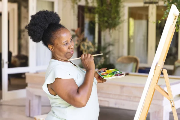 Gericht Een Gelukkige Oudere Afrikaans Amerikaanse Vrouw Die Thuis Schilderijenpalet — Stockfoto