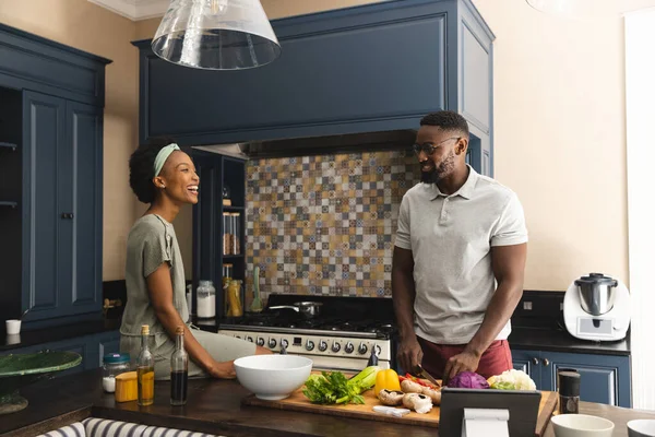 Счастливая Африканская Американская Пара Разговаривает Готовит Еду Вместе Кухне Кулинария — стоковое фото