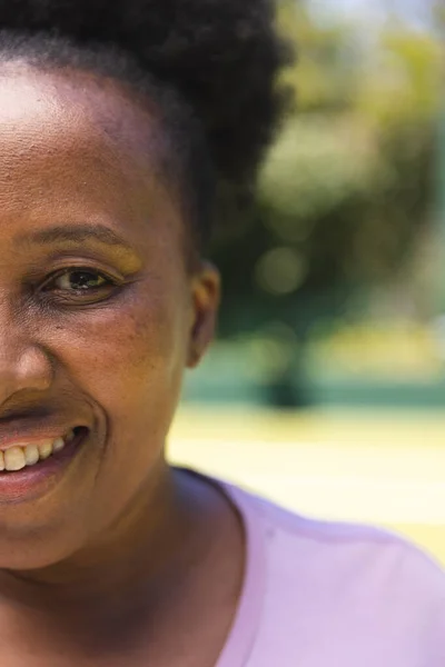 Half Portret Van Een Vrolijke Afrikaanse Vrouw Het Zonnige Grasveld — Stockfoto
