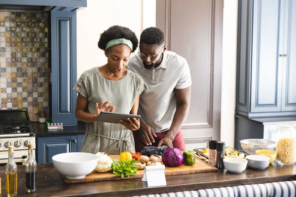 Afro Amerikan Çifti Mutfakta Tablet Kullanarak Birlikte Yemek Hazırlıyor Yemek — Stok fotoğraf