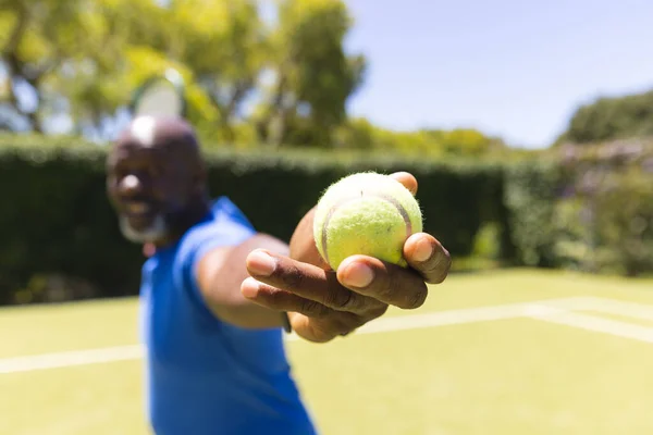Gelukkige Senior Afro Amerikaanse Man Die Tennis Speelt Bal Vasthoudt — Stockfoto
