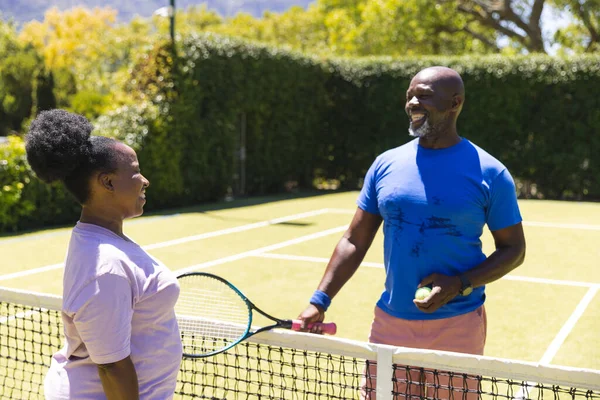 Feliz Pareja Afroamericana Senior Con Raqueta Tenis Hablando Por Red — Foto de Stock
