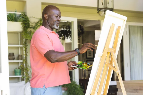 Feliz Hombre Afroamericano Mayor Sosteniendo Pintura Paleta Pintura Lienzo Caballete — Foto de Stock