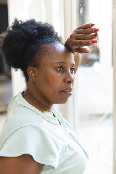 Bedachtzame Verdrietige Oudere Afrikaanse Vrouw Die Thuis Uit Het Raam — Stockfoto