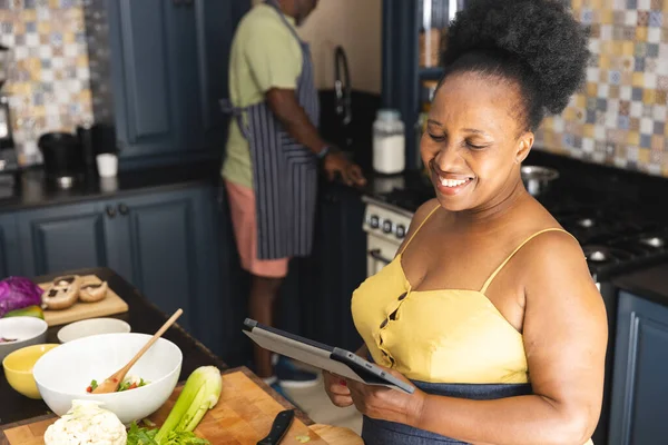 Afro Amerikan Çiftimiz Mutfakta Tablet Kullanarak Birlikte Yemek Hazırlıyor Kıdemli — Stok fotoğraf