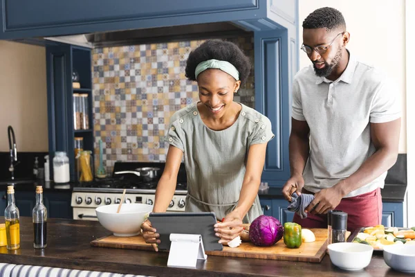 Feliz Pareja Afroamericana Preparando Comida Juntos Usando Tableta Cocina Cocina — Foto de Stock