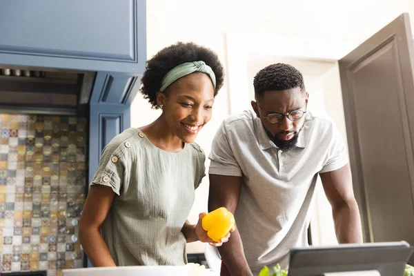 Glückliches Afrikanisch Amerikanisches Paar Das Der Küche Mit Tabletten Gemeinsam — Stockfoto
