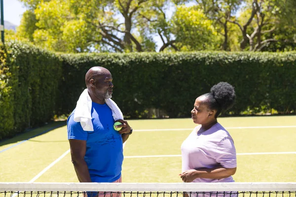 Счастливая Старшая Африканская Пара Теннисным Мячом Полотенцем Солнечной Травяной Корте — стоковое фото