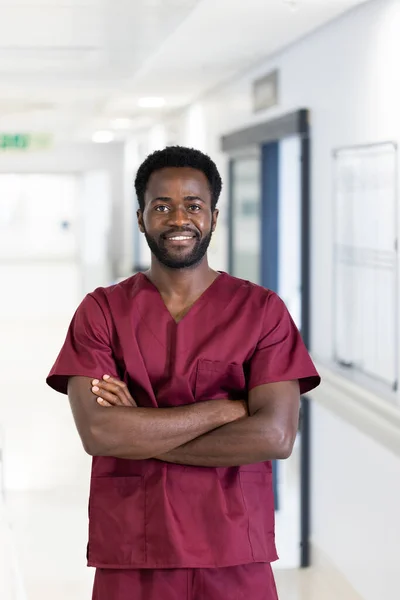 Неизменный Портрет Африканского Врача Американца Униформе Улыбающегося Стоящего Больничном Коридоре — стоковое фото