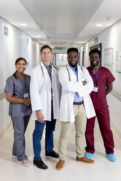 Ongewijzigd Portret Van Diverse Lachende Dokters Ziekenhuisgang Kopieerruimte Team Collega — Stockfoto