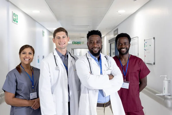 病院の廊下に立つ笑顔の医師の多様なグループの変わらない肖像画 チーム 医療サービス — ストック写真