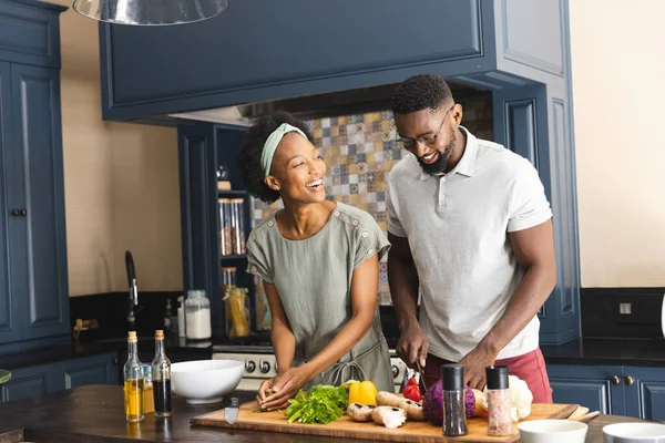 Feliz Pareja Afroamericana Cortando Verduras Preparando Comida Juntos Cocina Cocina — Foto de Stock