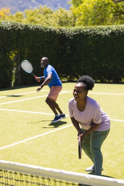 Χαρούμενο Ζευγάρι Αφροαμερικανών Που Παίζει Διπλό Στο Γήπεδο Τένις Ηλιόλουστο — Φωτογραφία Αρχείου