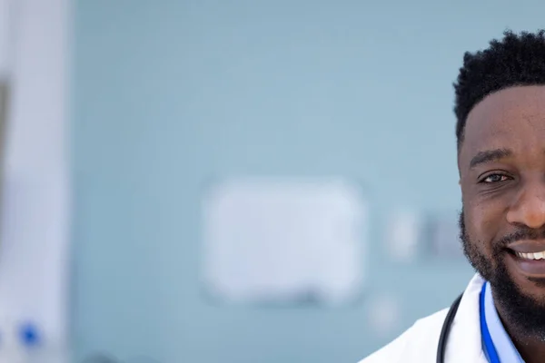 Retrato Inalterado Médico Afro Americano Sexo Masculino Sorrindo Corredor Hospitalar — Fotografia de Stock