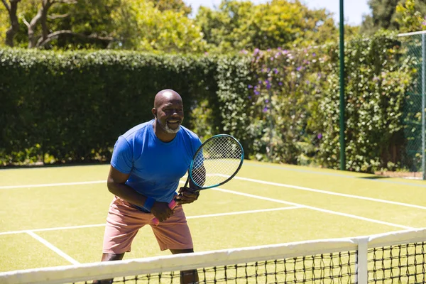 Feliz Hombre Afroamericano Senior Jugando Tenis Soleada Cancha Hierba Vida — Foto de Stock